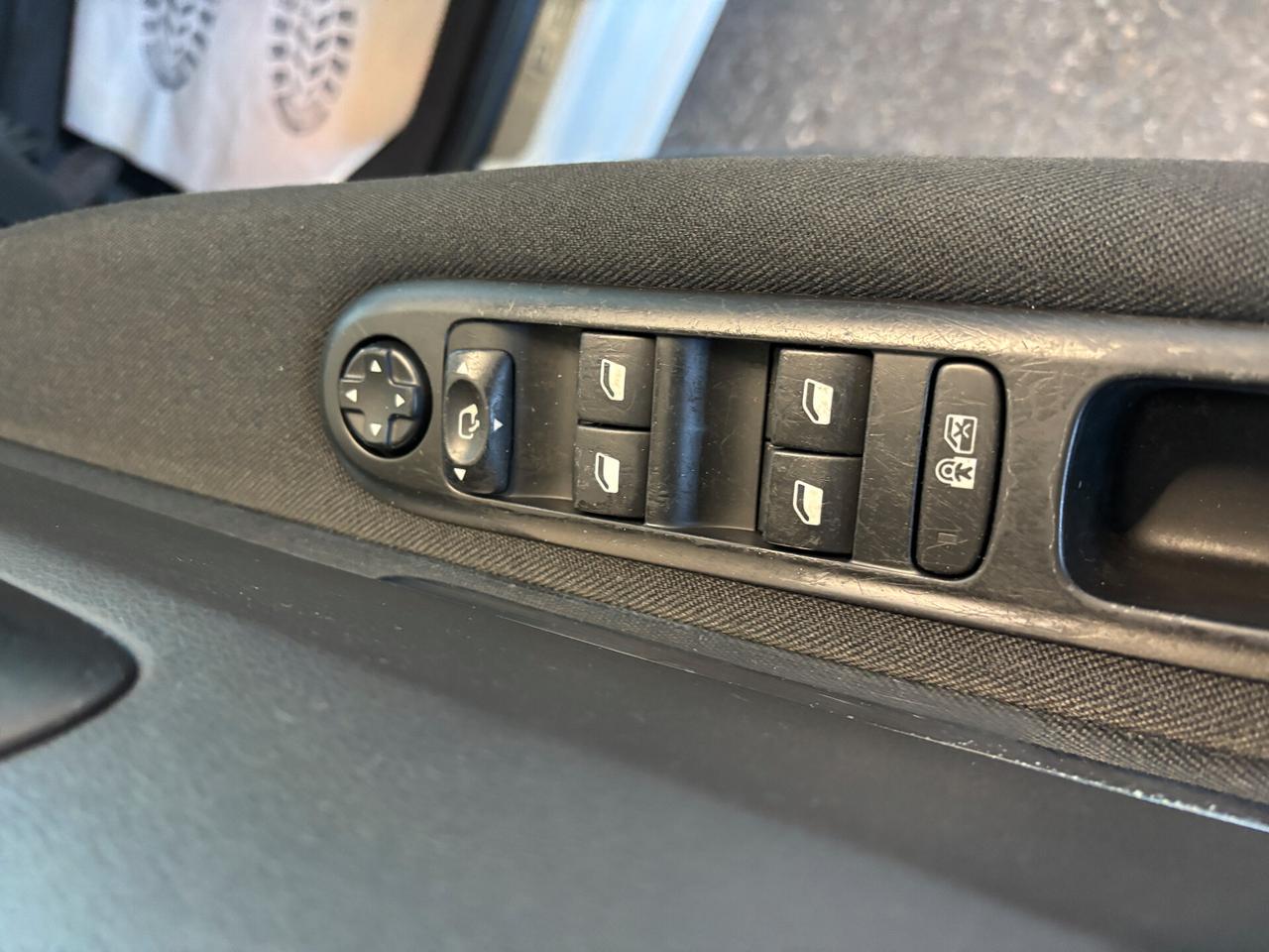 Peugeot 5008 2.0 HDi 110KW 150CV Allure 7 POSTI