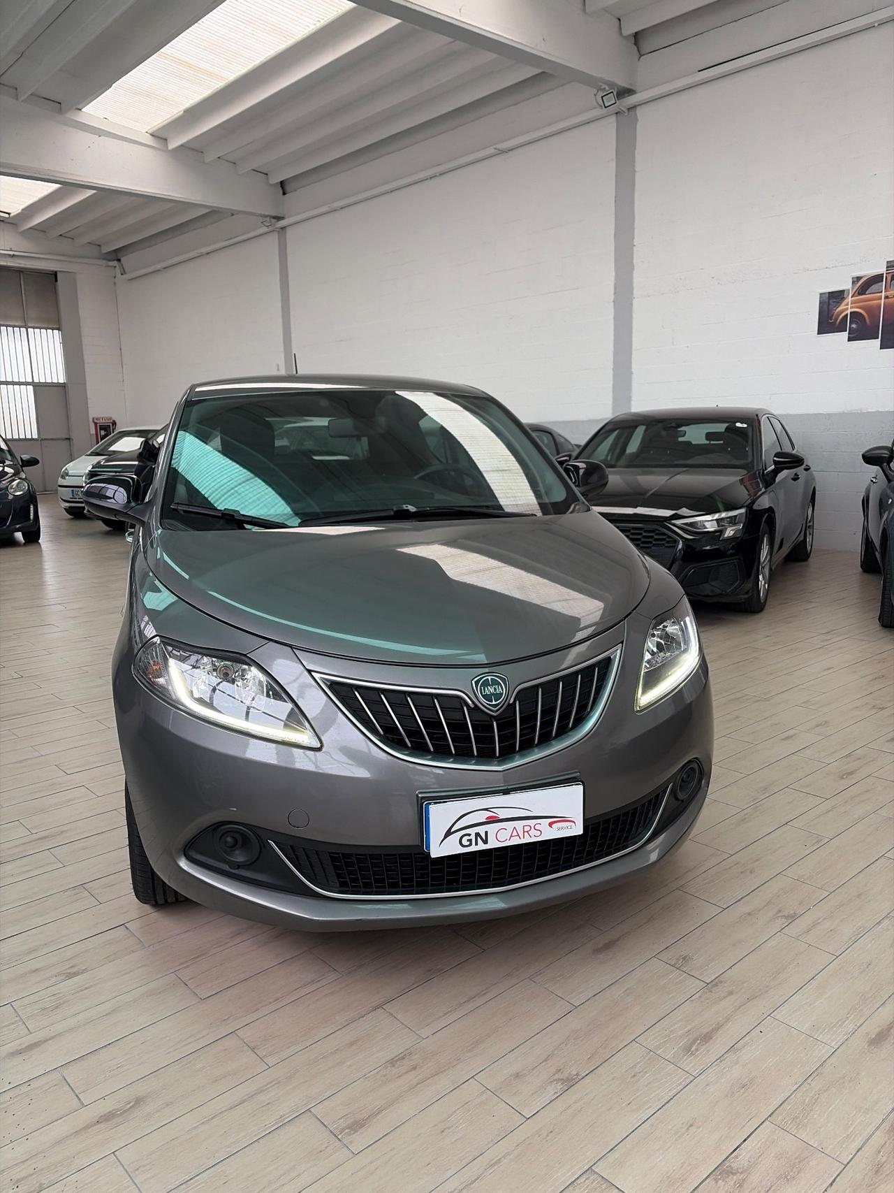 Lancia Ypsilon 1.0 Firefly hybrid silver