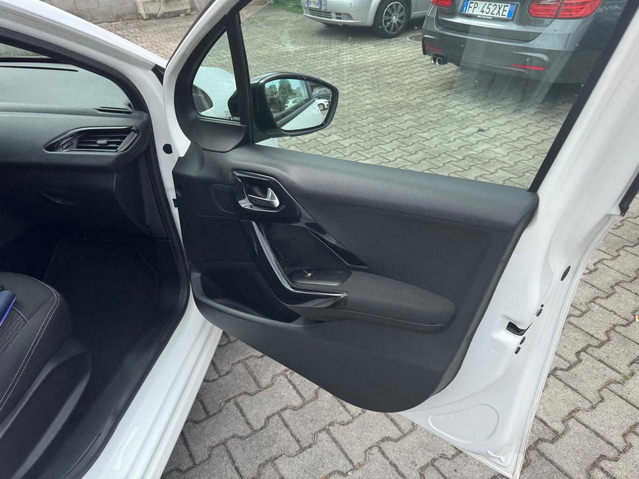 Peugeot 208 PureTech 82 5 porte neopatentati