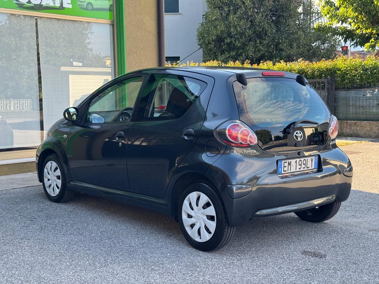 Toyota Aygo 1.0 12V VVT-i 5 porte 68 Cv 86000 km NEOPATENTATI
