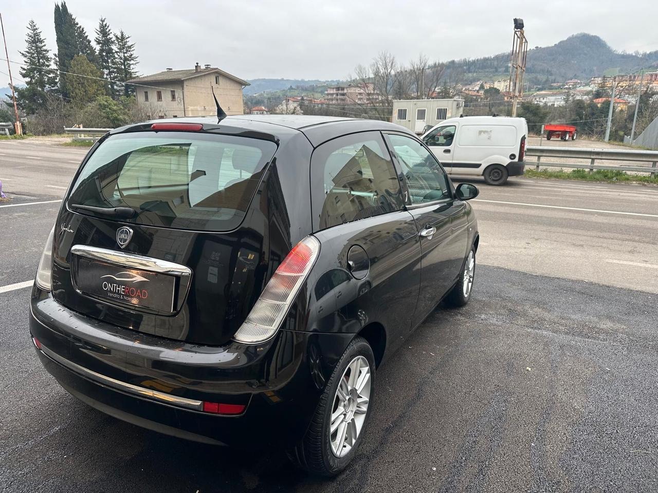 Lancia Ypsilon 1.3 MJT 75 CV Versus