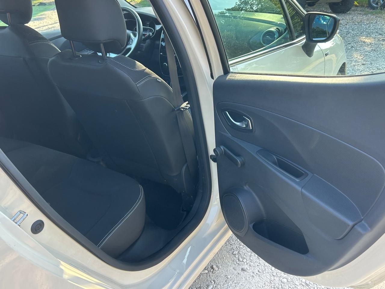 Renault Clio 1.2 75CV 5 porte Intens rate permute neopatentati