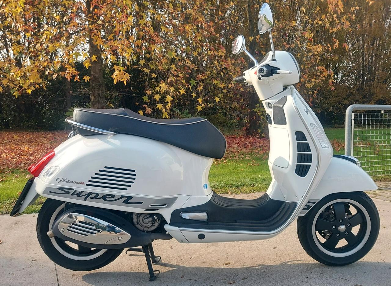 Piaggio Vespa 300 GTS Super