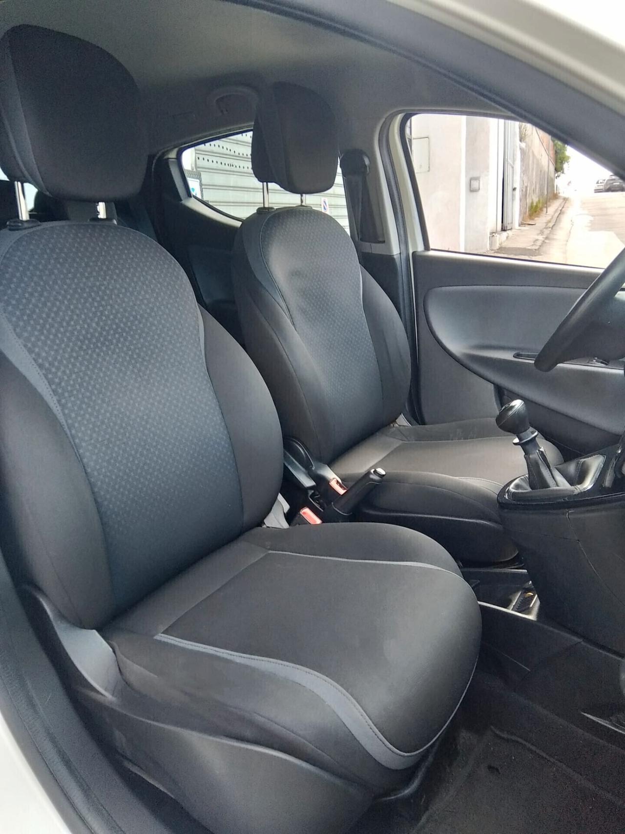 Lancia Ypsilon 1.2 69 CV 5 porte Platinum