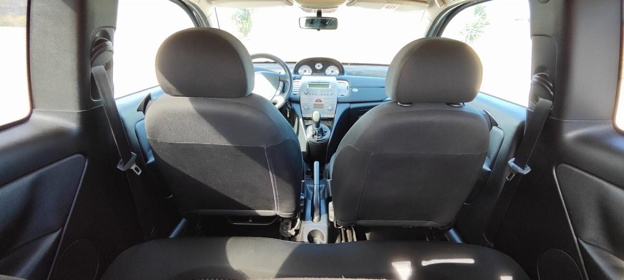 Lancia Ypsilon 1.3 MJT 75 CV Versus