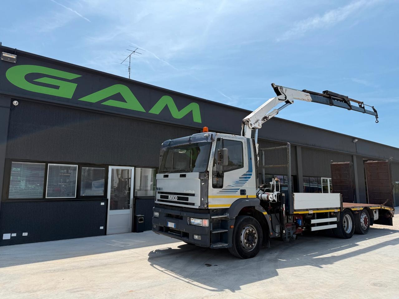 Iveco Eurotech 240E42 cassone fisso con rampe idrauliche e gru