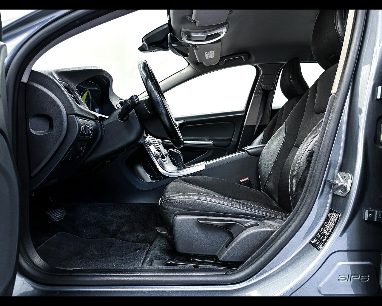 VOLVO V60 CC (2015-2018) - V60 Cross Country D3 Geartronic Busines