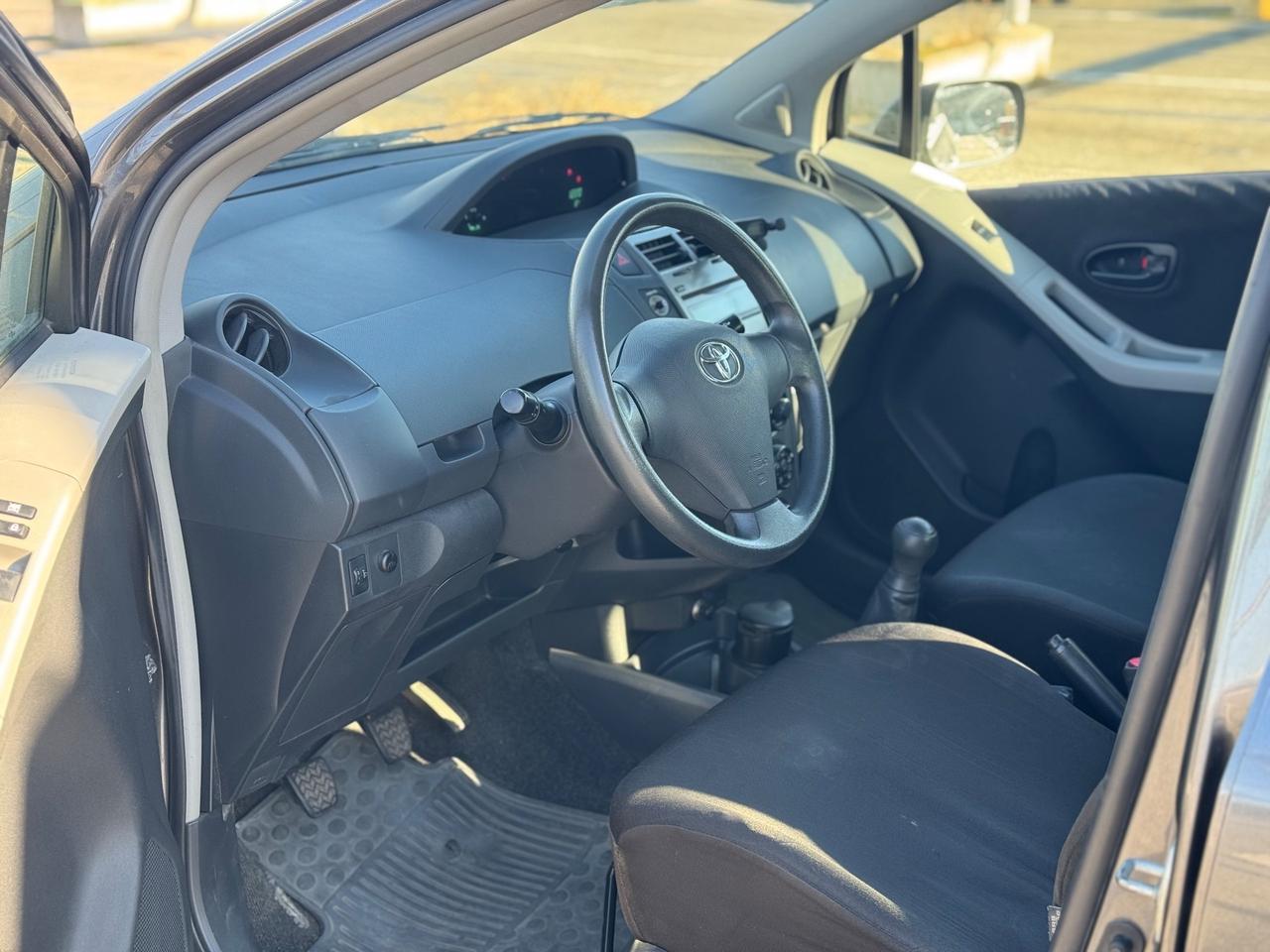 Toyota Yaris 1.0 5 porte Luxury pack