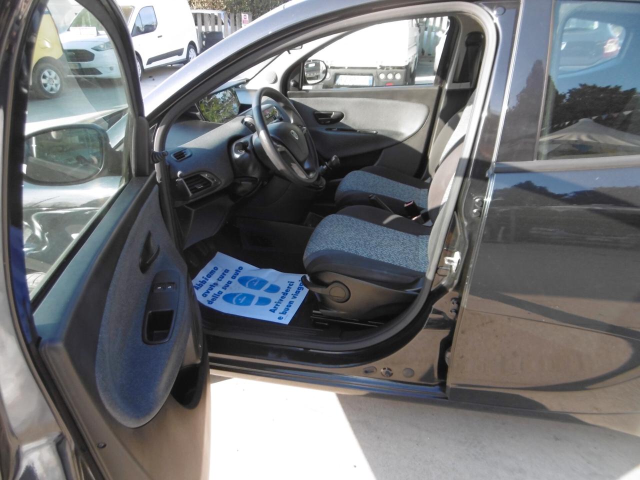 Lancia Ypsilon 1.0 FireFly 5 porte S&S Hybrid Silver