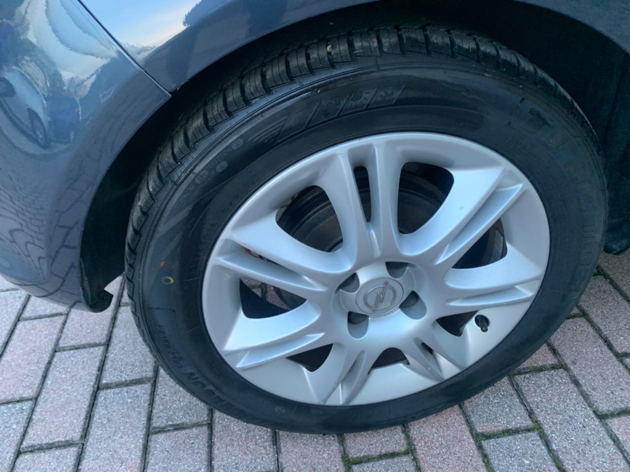 Opel Corsa 1.4 16V 5 porte Cosmo