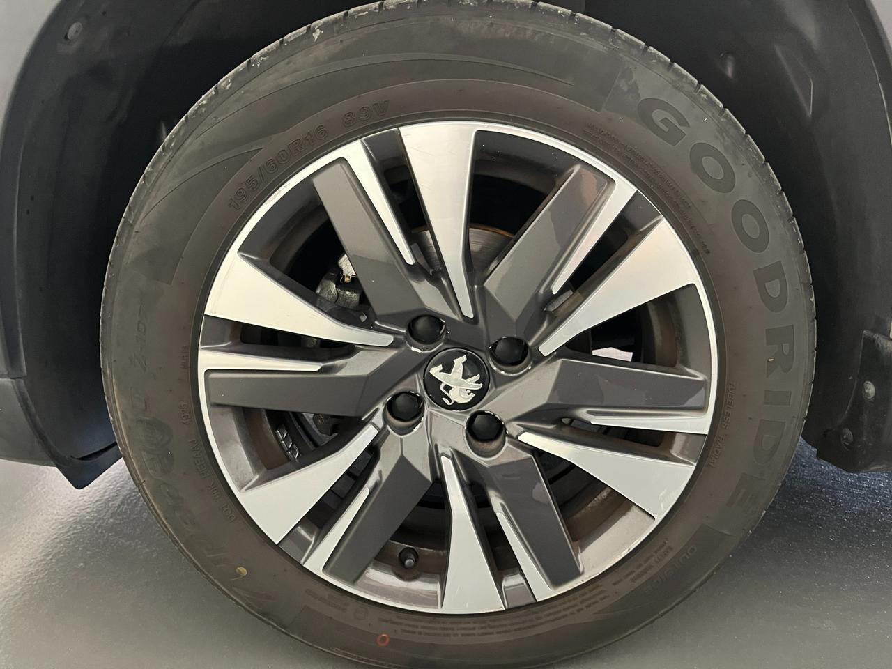 PEUGEOT 2008 1.2 PURETECH ALLURE