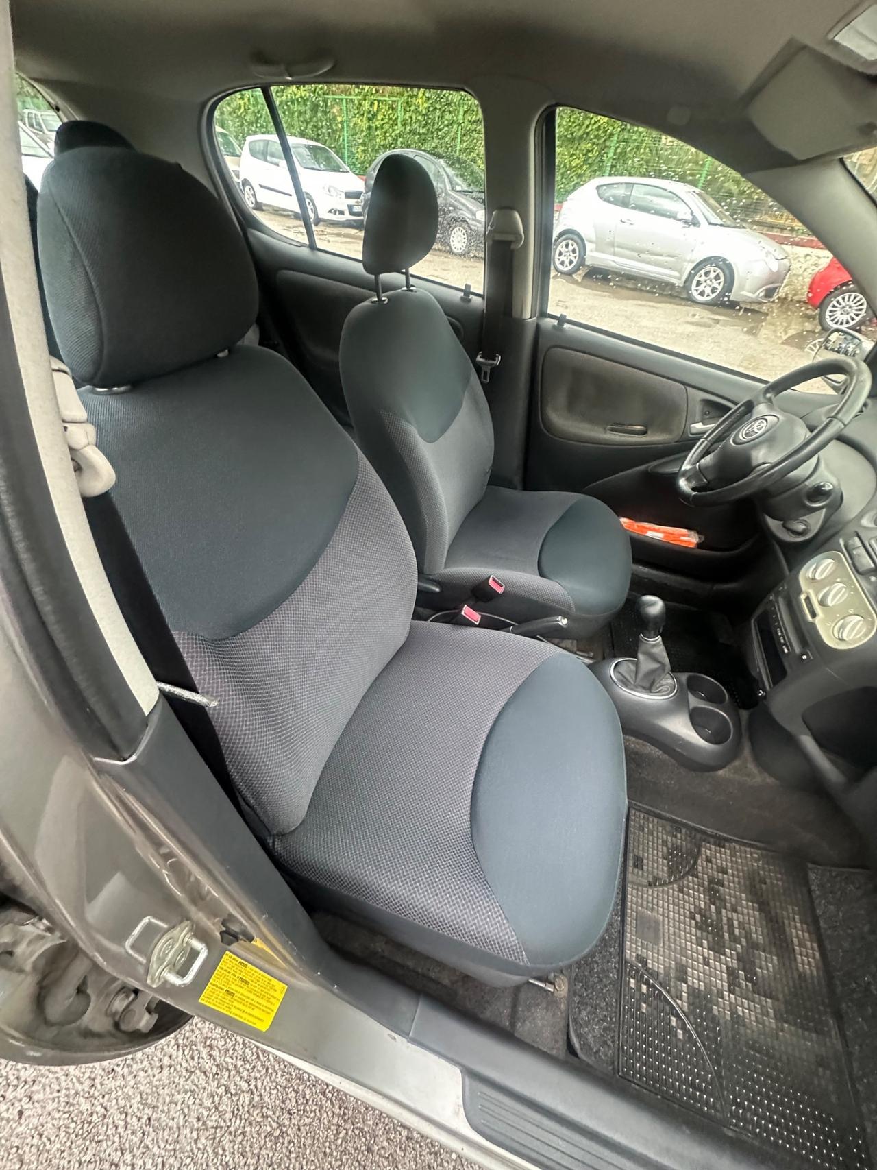 Toyota Yaris 1.0i 16V cat 5 porte Sol