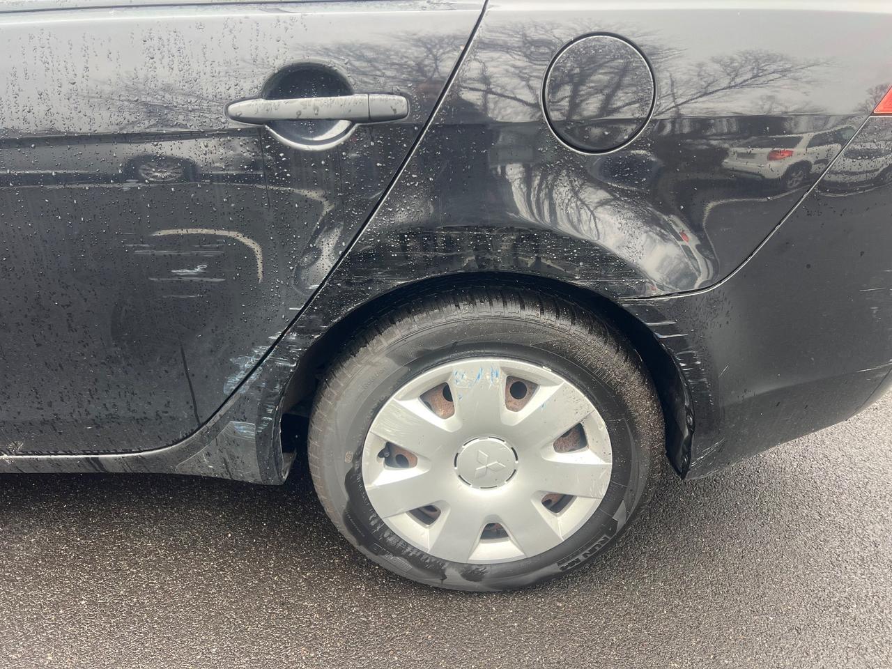 Mitsubishi Lancer 1.5 4p. Invite