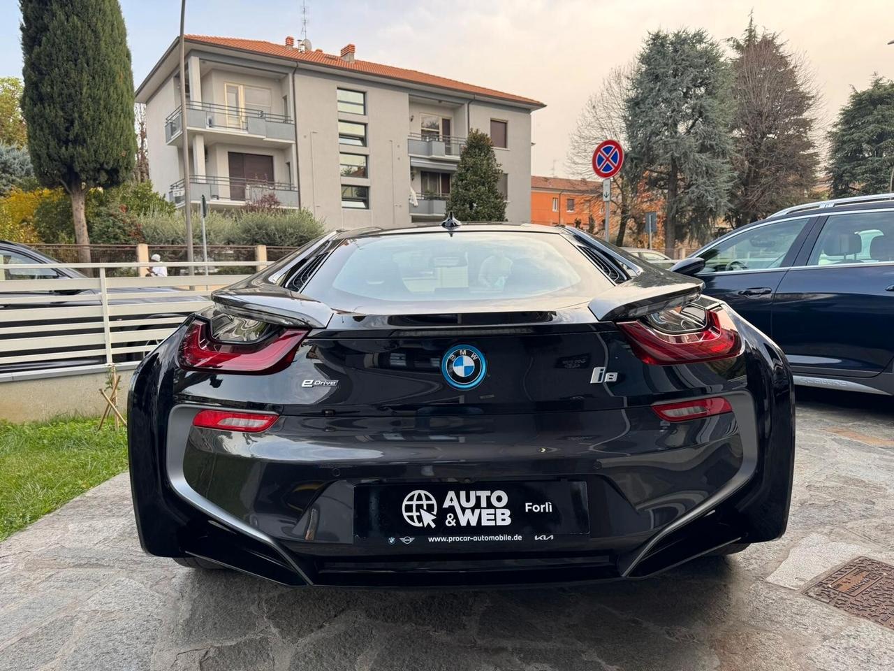 BMW i8 COUPE' TRE VOLUMI HYBRID 231cv