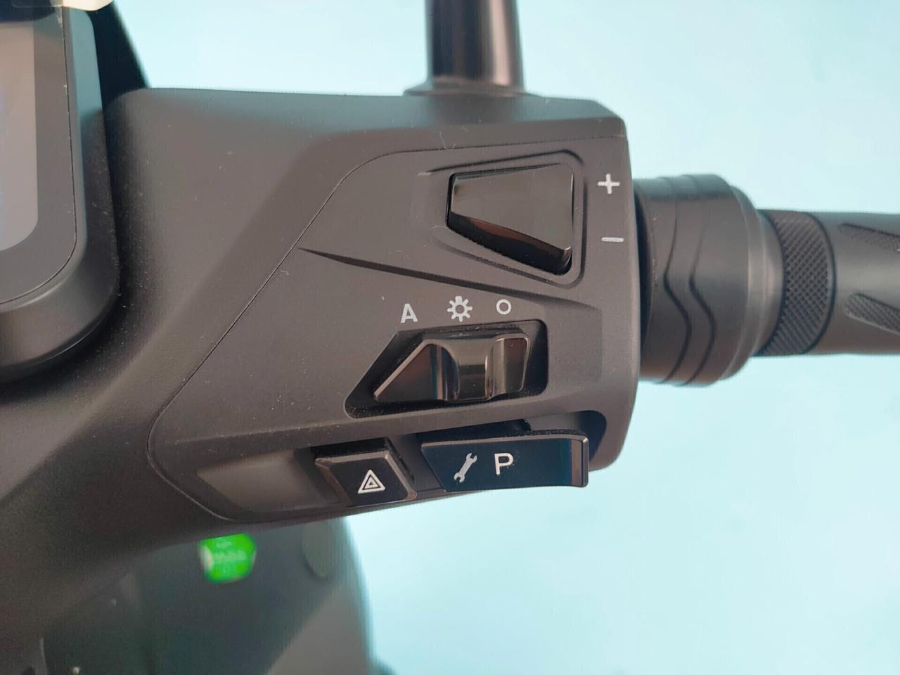 Nmoto NCF S : l'e-scooter che ti porta anche in autostrada