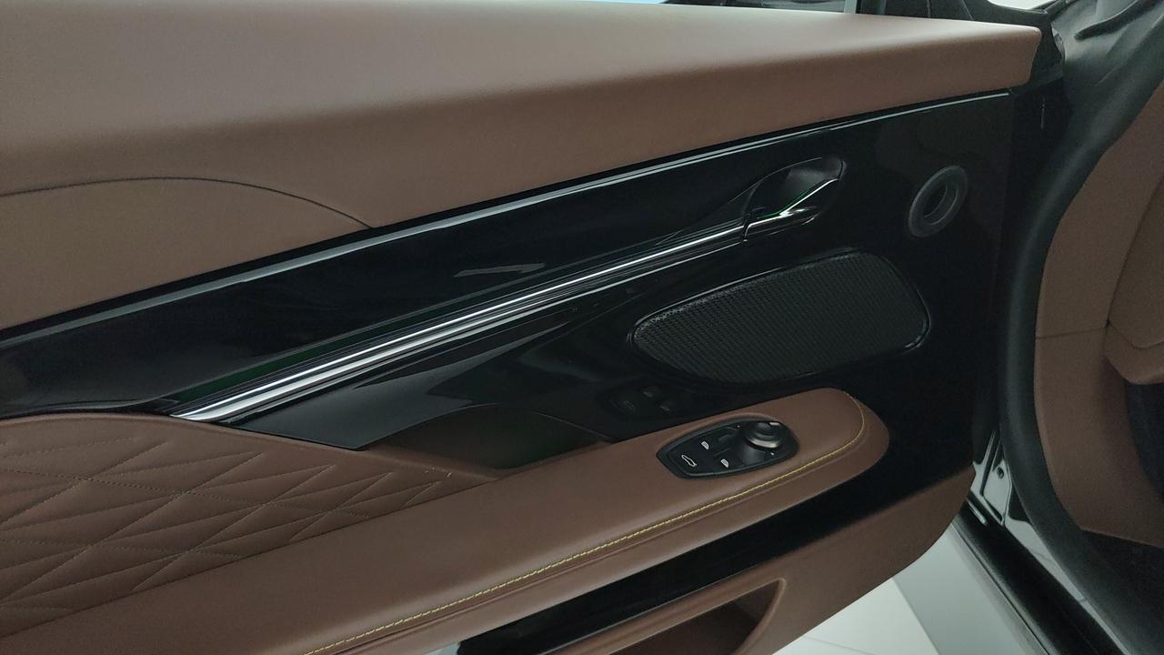 ASTON MARTIN DB12 Volante 4.0 V8 auto