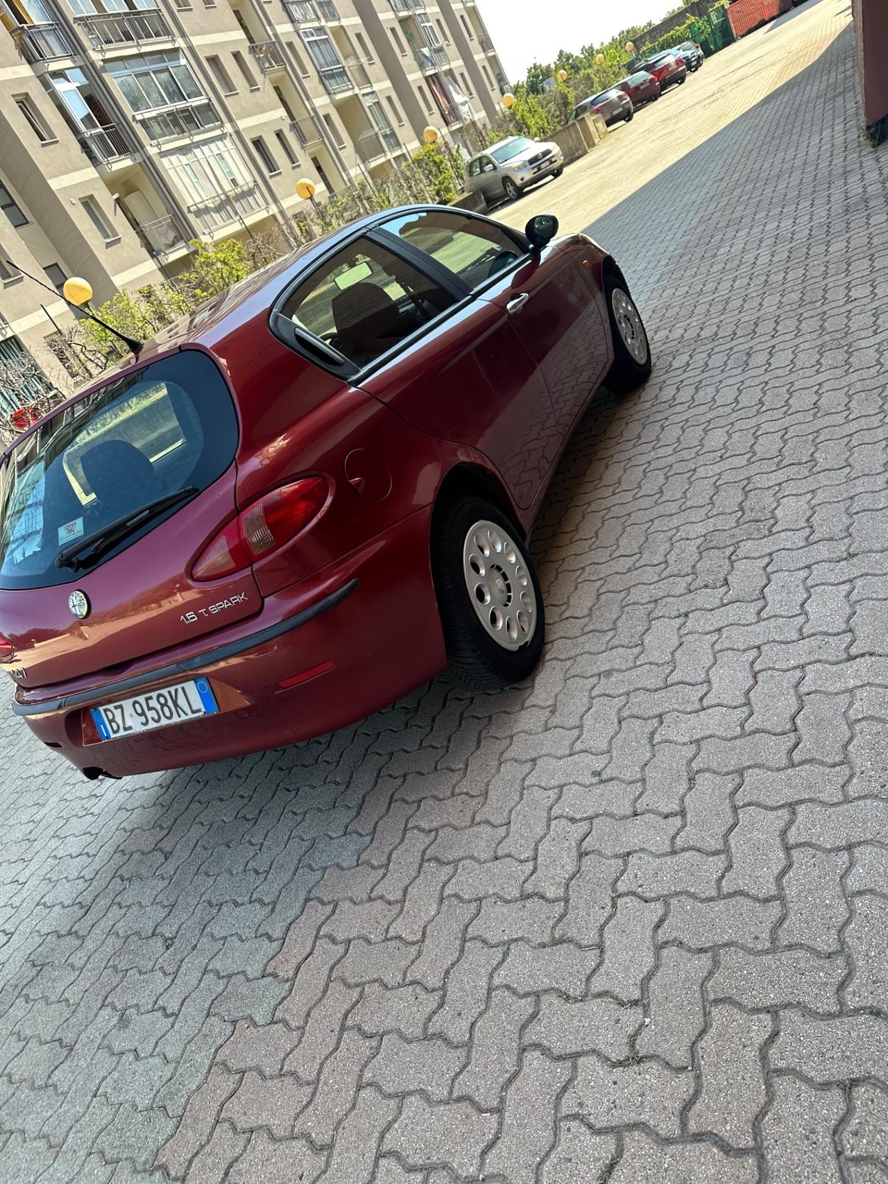 Alfa Romeo 147 1.6i 16V Twin Spark cat 5p. Distinctive
