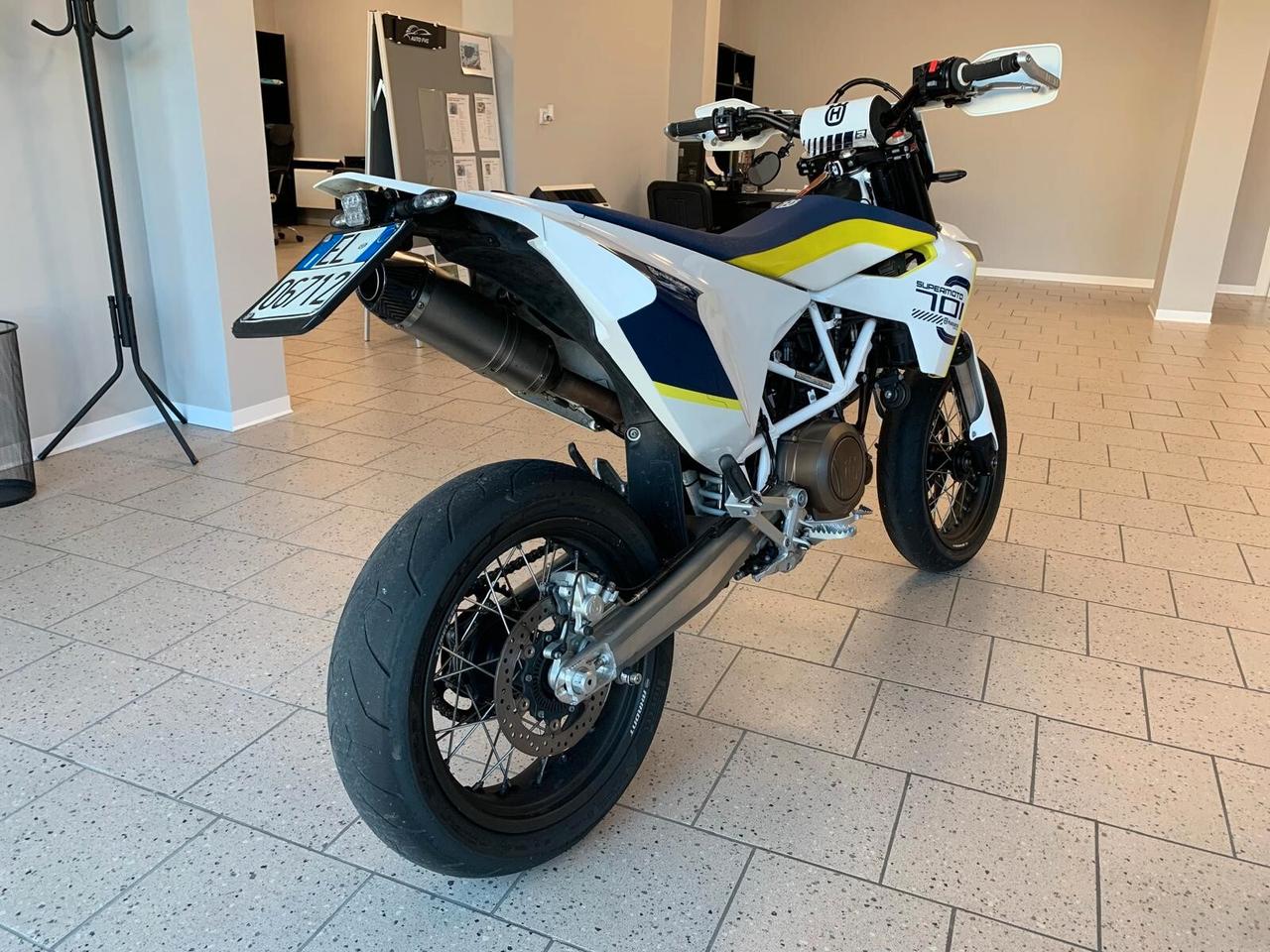 Husqvarna 701 Supermoto pat. A2