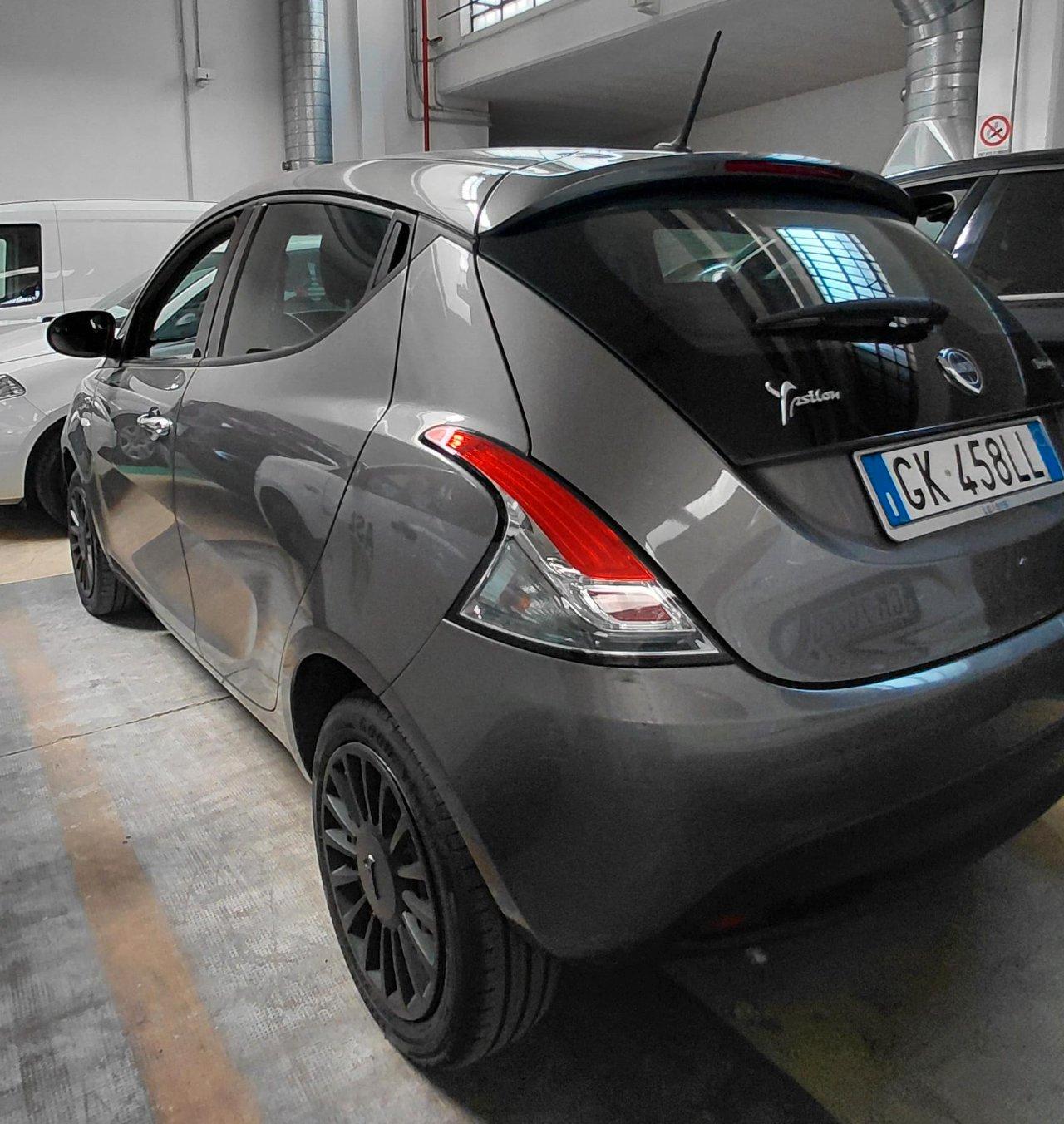 Lancia Ypsilon 1.0 70cv Firefly Hybrid S&S Silver