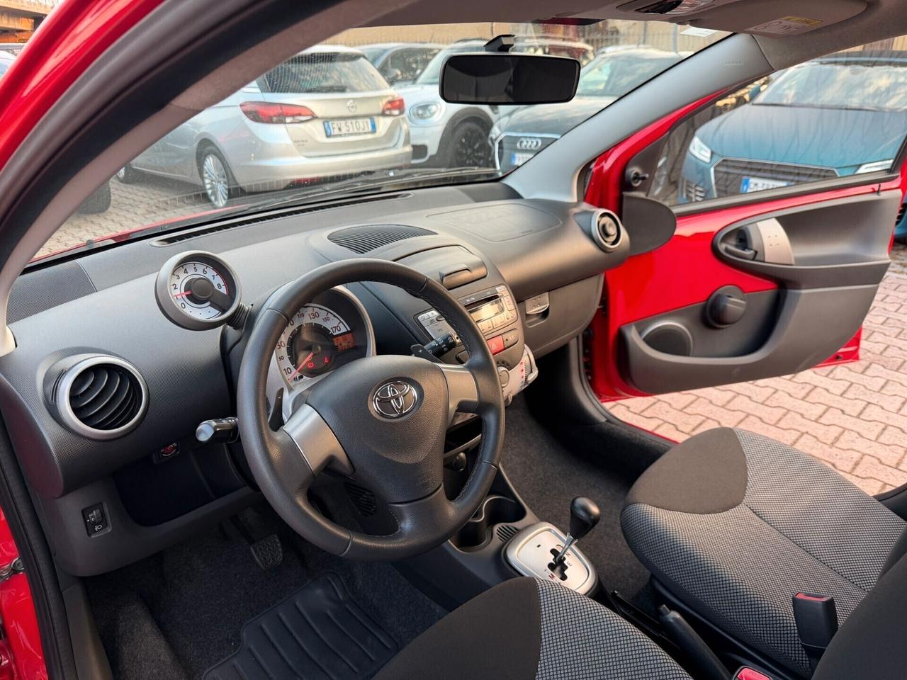 Toyota Aygo 1.0 12V VVT-i 5 porte AUTOMATICA NAVIGA OK NEOPATENTATI