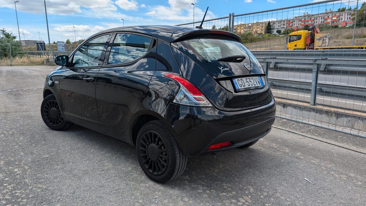 Lancia Ypsilon 1.0 FireFly 5 porte S&S Hybrid Ecochic Silver