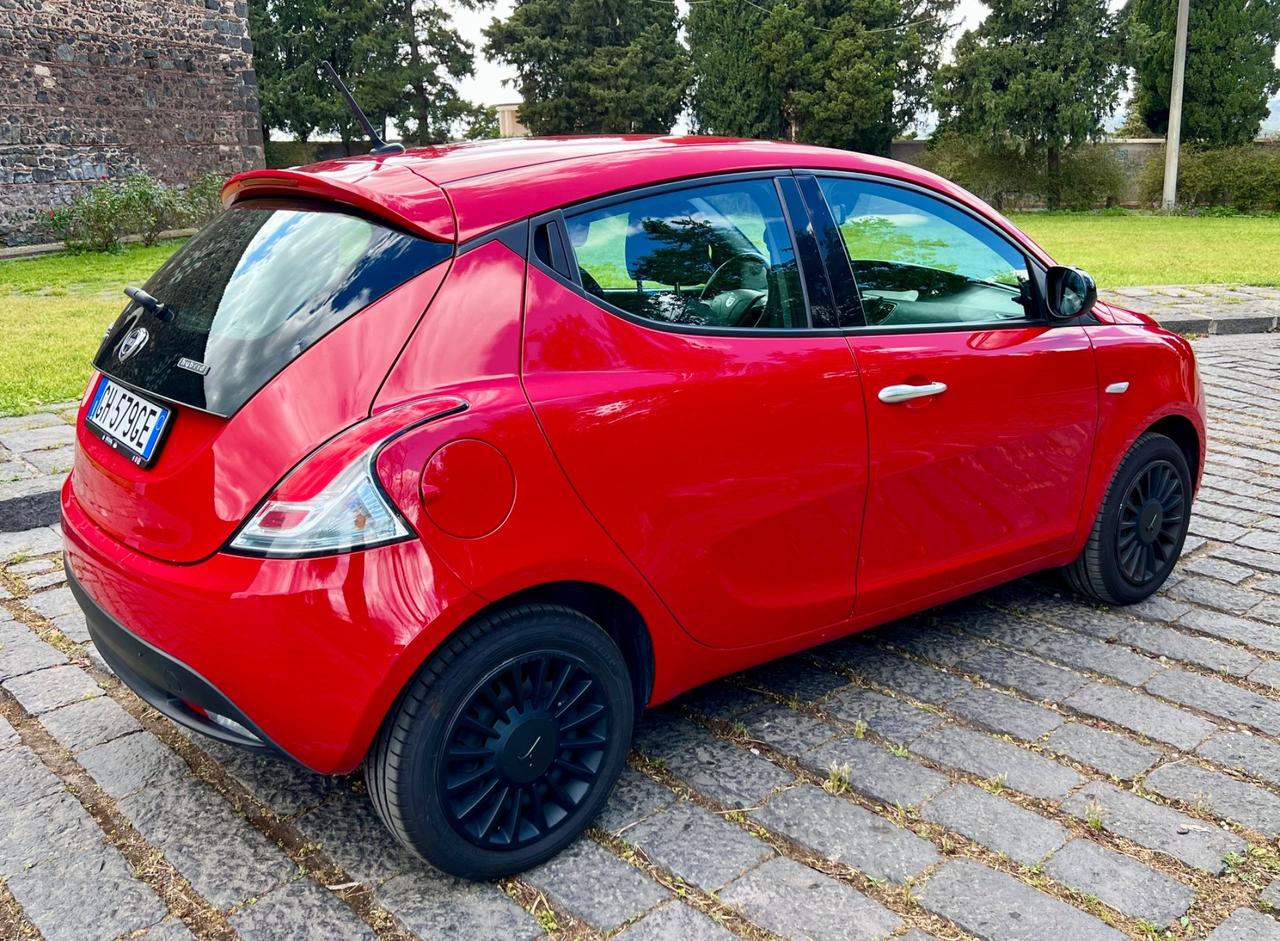 Lancia Ypsilon 1.0 FireFly 5 porte S&S Hybrid Silver Plus