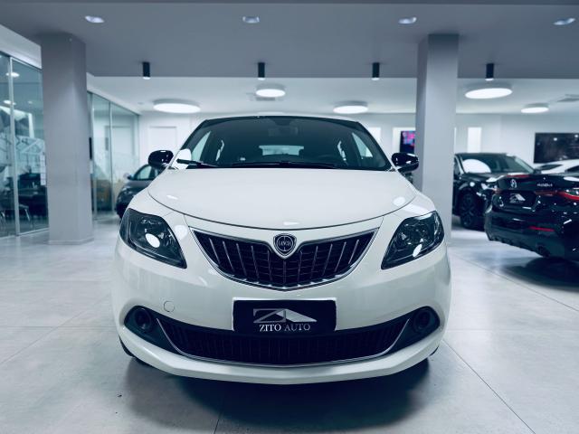 Lancia Ypsilon 1.0 firefly hybrid Silver