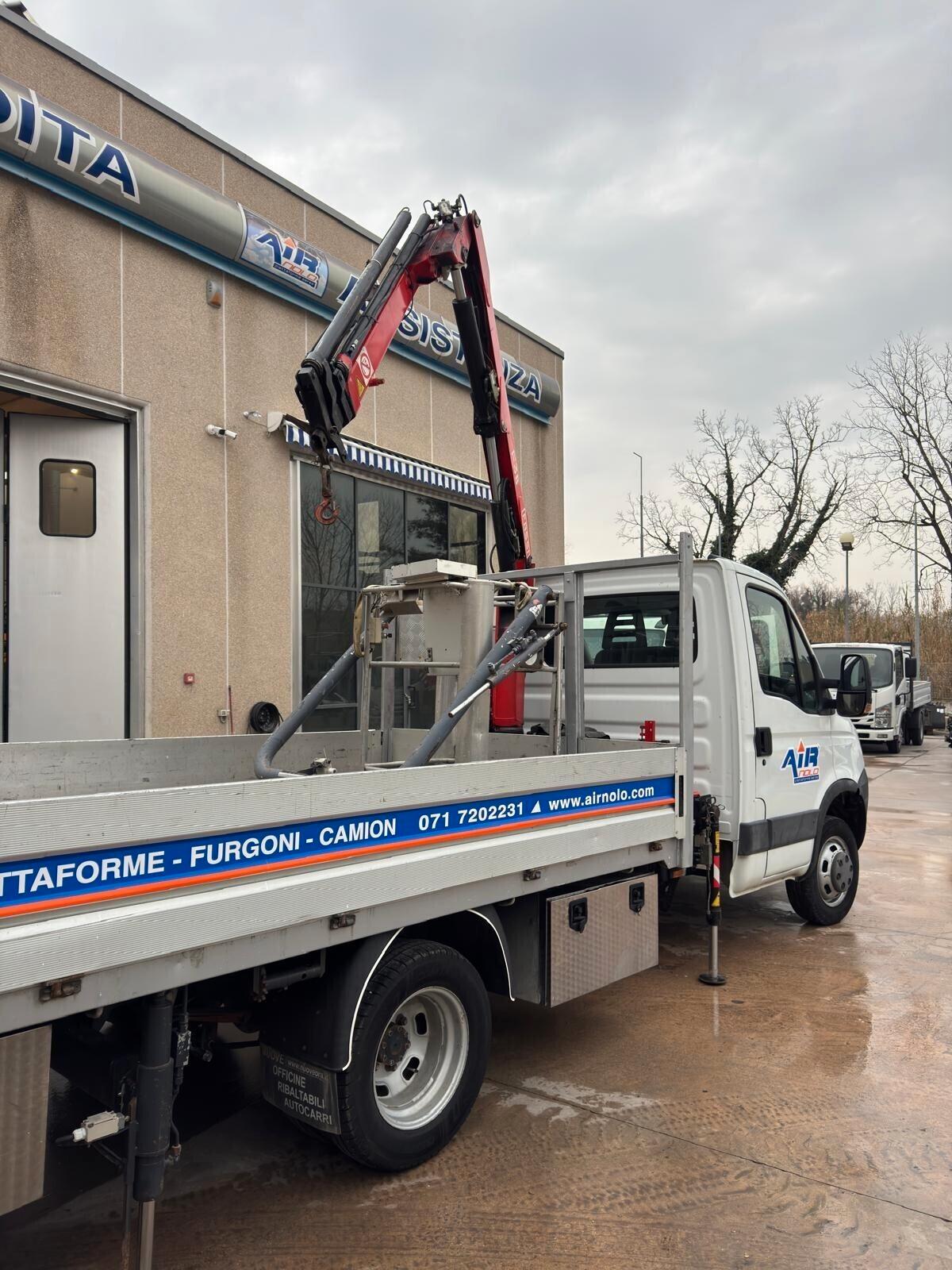 Camion pianale IVECO Daily 35-e4 con gru