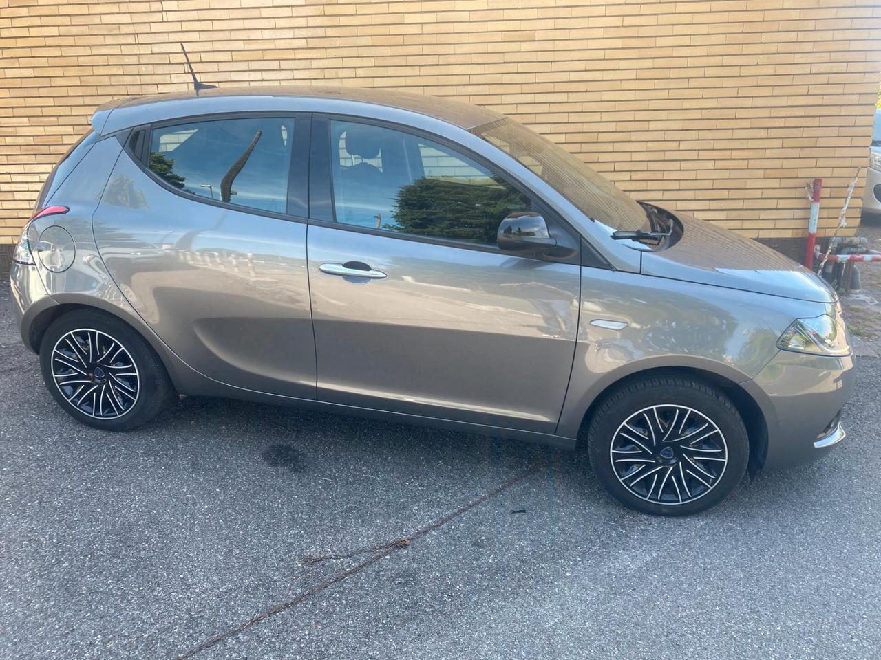 Lancia Ypsilon 1.0 FireFly 5 porte S&S Hybrid Ecochic Gold