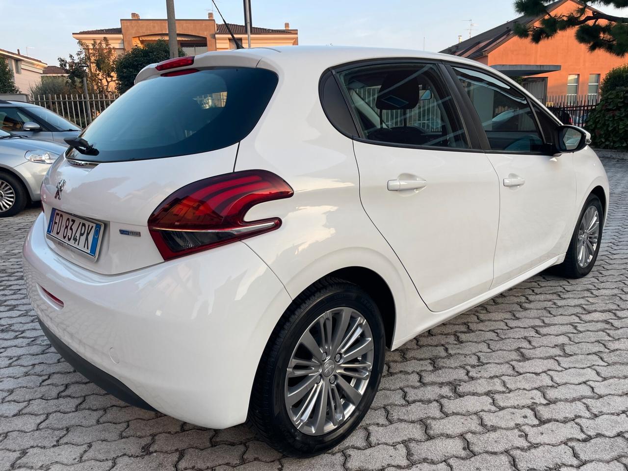 Peugeot 208 PureTech 82 5 porte Allure CINGHIA NUOVA !!!