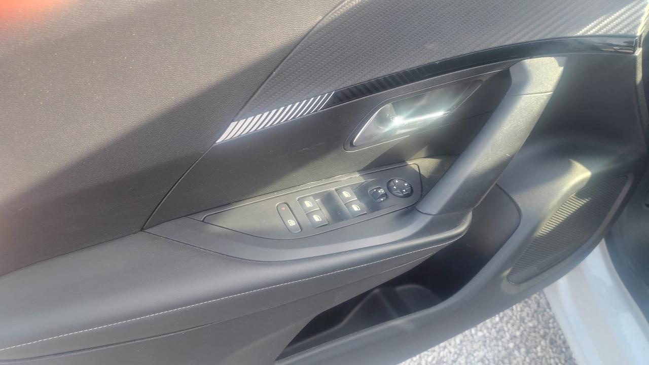 Peugeot 2008 PureTech 130 S&S EAT8 Allure