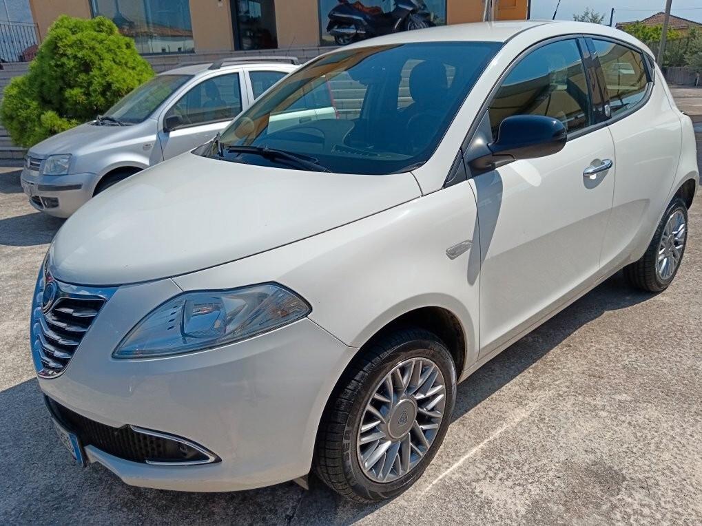 Lancia Ypsilon 1.3 MJT 105 CV Sport MomoDesign