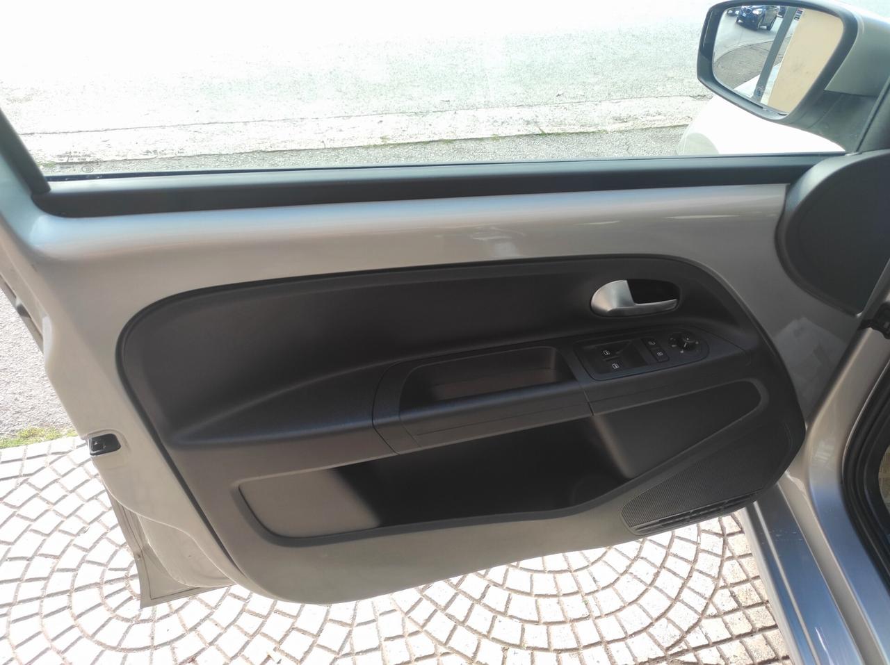 Volkswagen up! 2015 1.0 75 CV 5 ASG Automatica