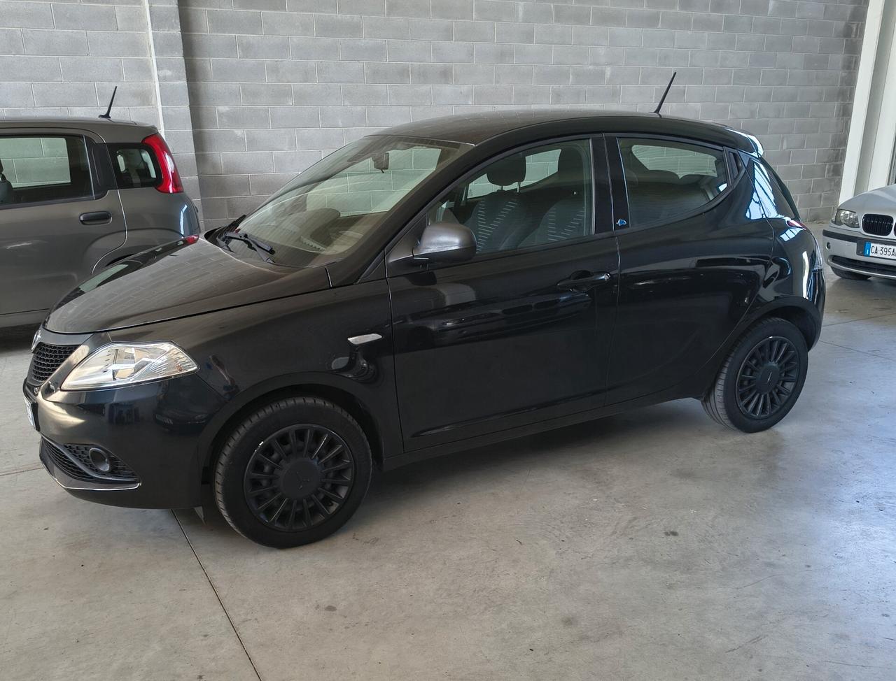 Lancia Ypsilon 1.2 69 CV 5 porte S&S Black and Noir