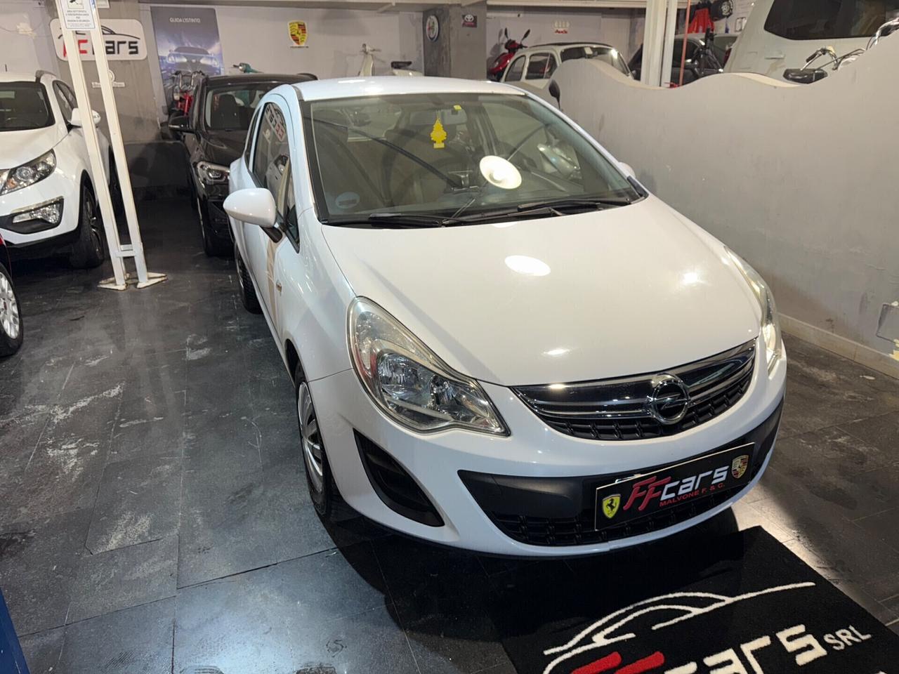 Opel Corsa 1.2 3 porte b-color