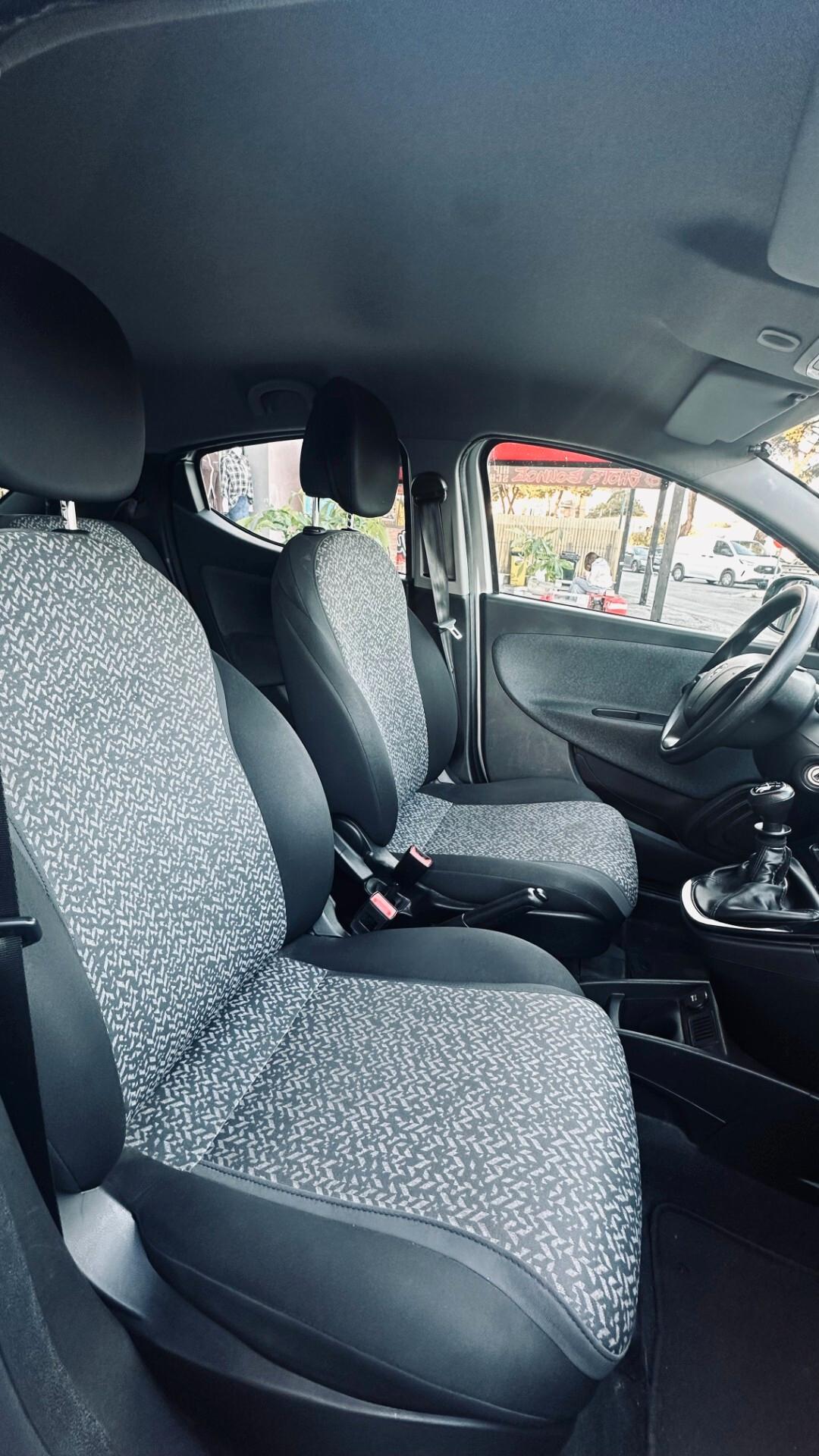 Lancia Ypsilon 1.0 FireFly 5 porte S&S Hybrid Ecochic Silver