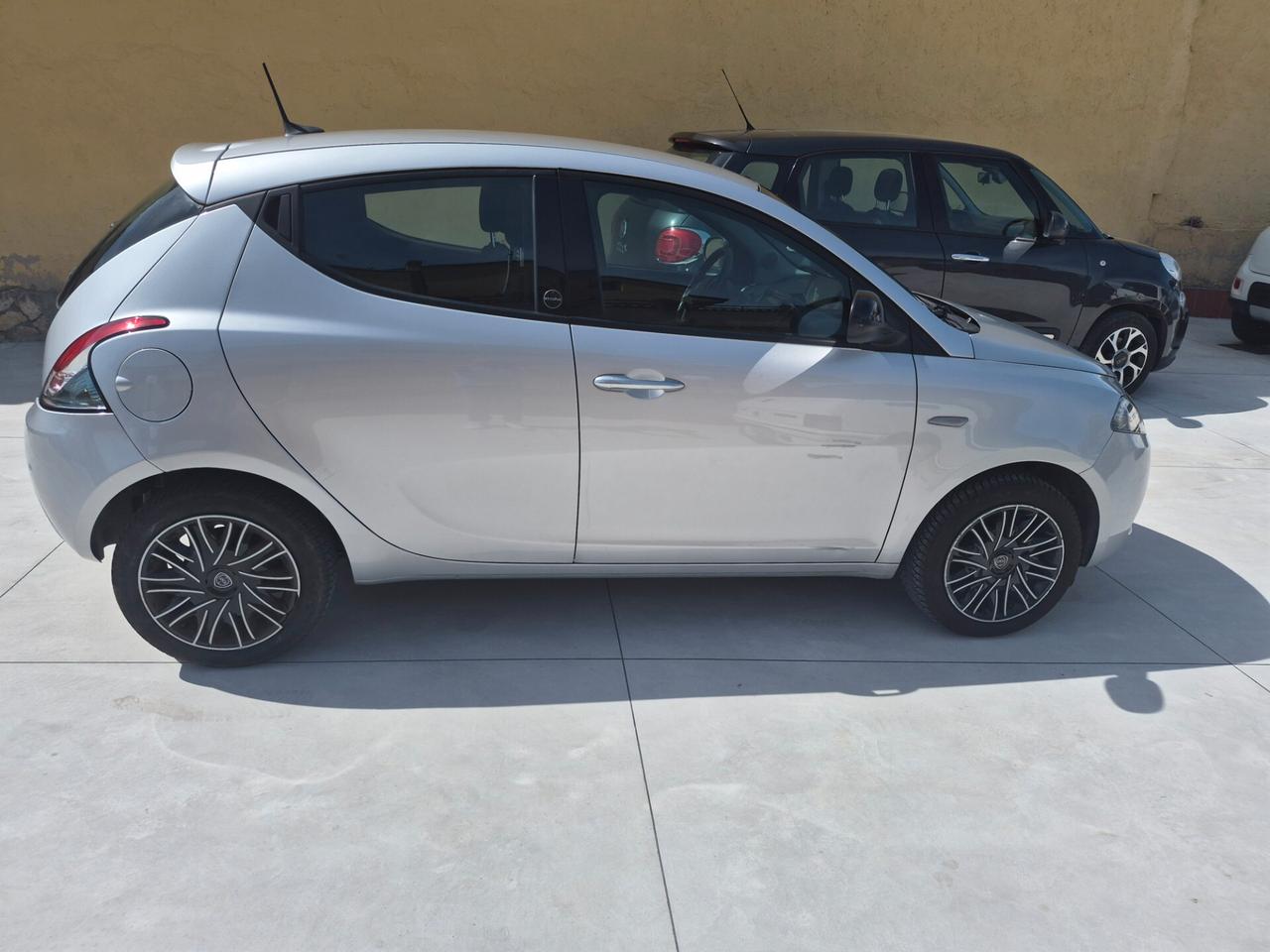 Lancia Ypsilon 1.0 FireFly 5 porte S&S Hybrid Ecochic Silver