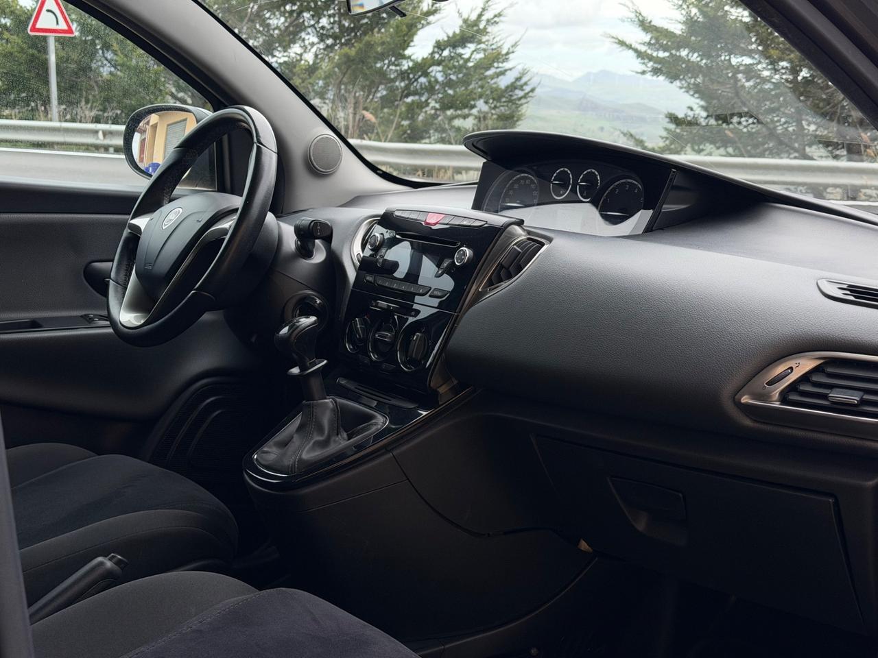 Lancia Ypsilon 1.2 69 CV 5 porte NEOPATENTATI