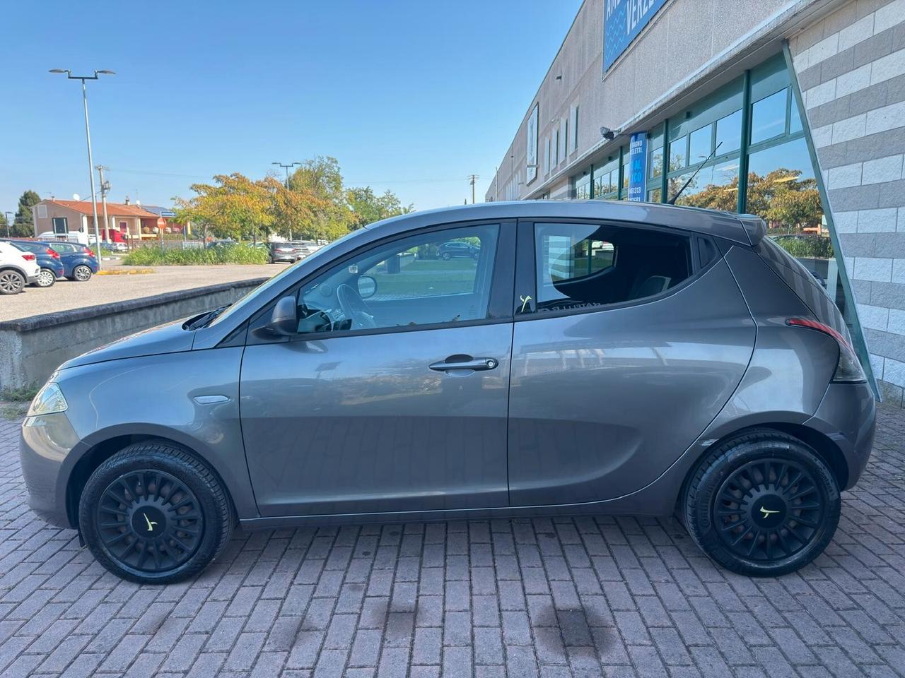 Lancia Ypsilon 1.2 69 CV 5 porte Silver