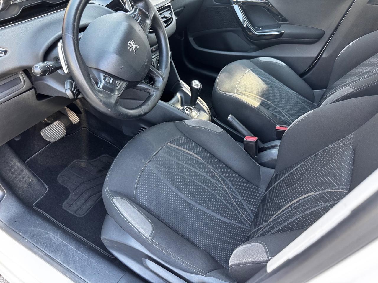 Peugeot 208 1.4 e-HDi 68 CV automatica/ neopatentati