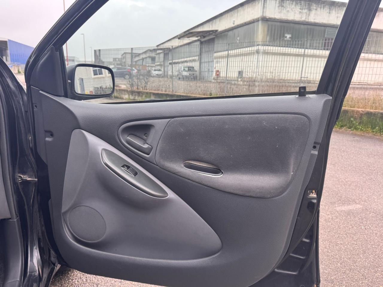 Toyota Yaris 1.0i 16V cat 5 porte Sol