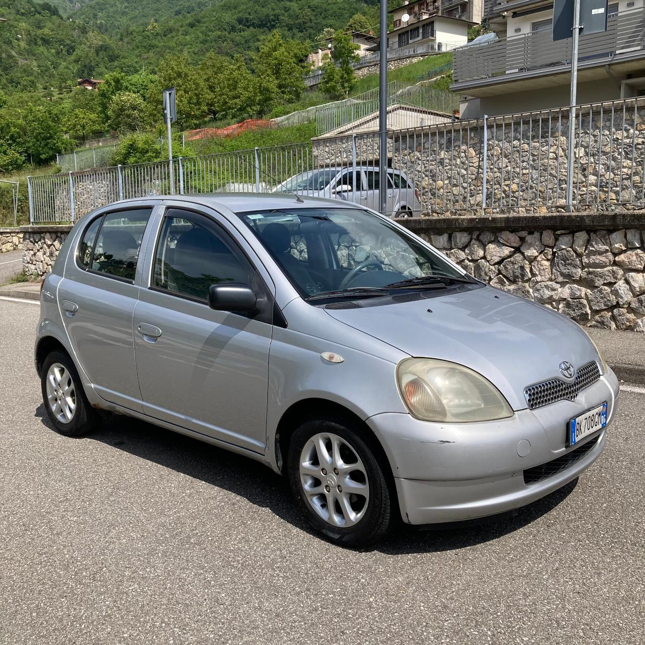 Toyota Yaris 1.0i 16V cat 5 porte Sol