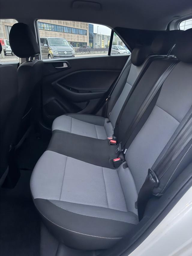 HYUNDAI i20 1.2 84 CV 5 porte Blackline