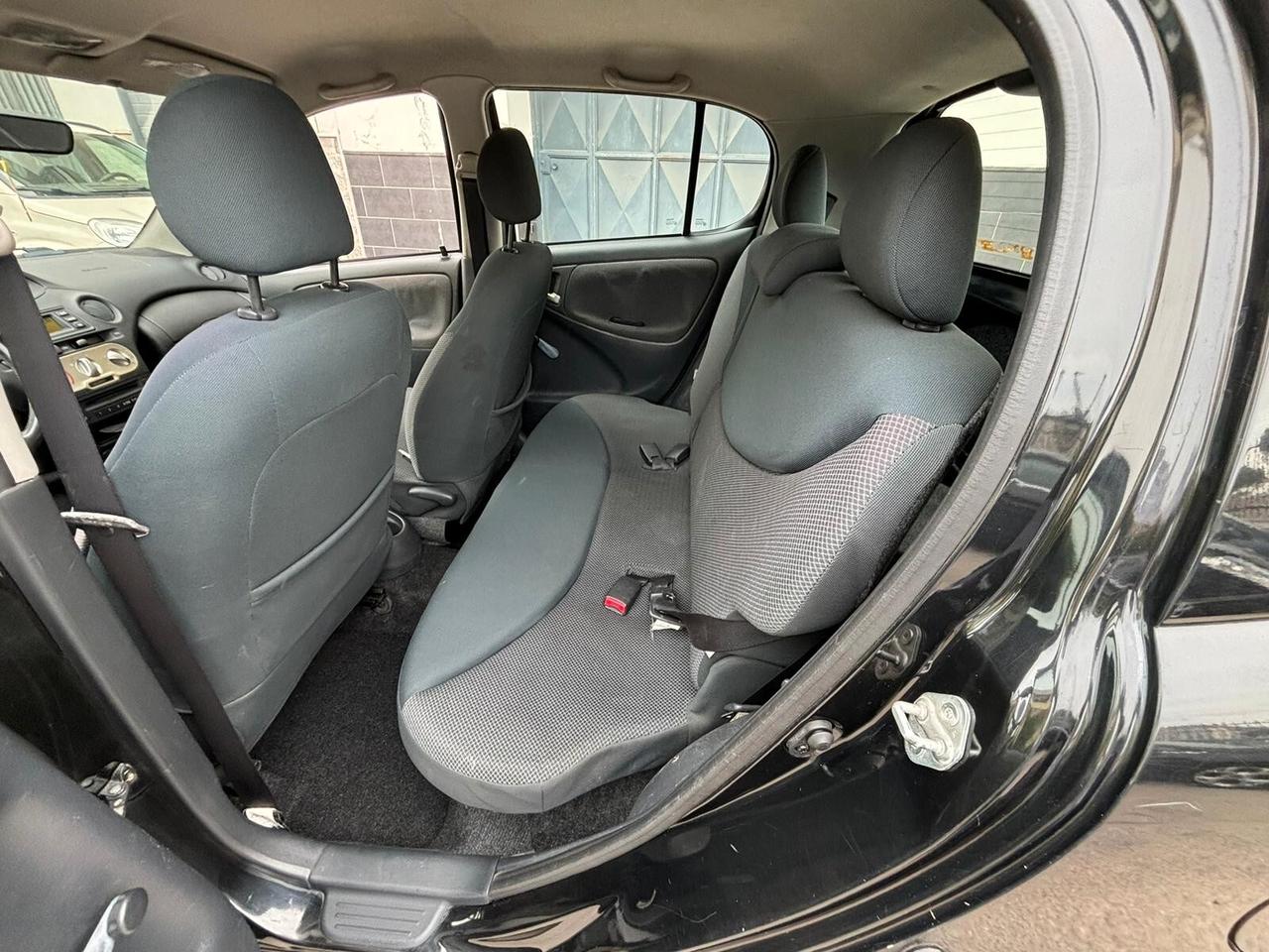 Toyota Yaris 1.0i 16V cat 5 porte Sol