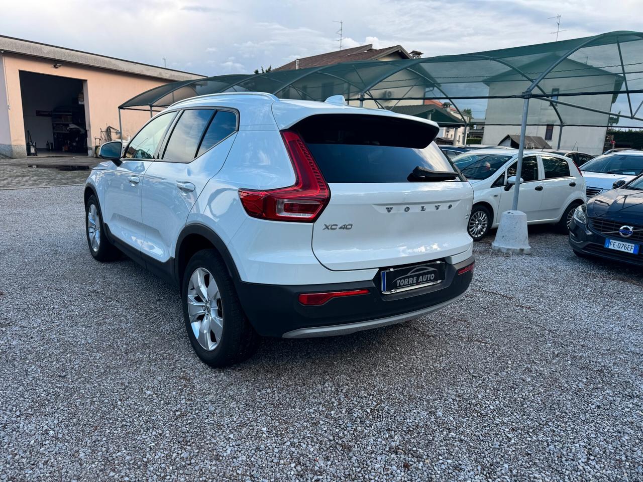 Volvo XC40 T2 automatico MOMENTUM PRO
