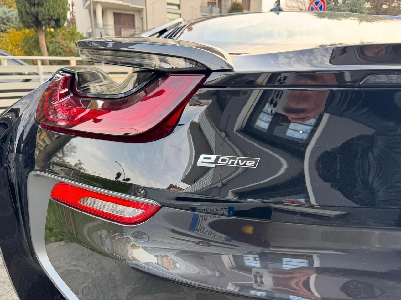 BMW i8 COUPE' TRE VOLUMI HYBRID 231cv