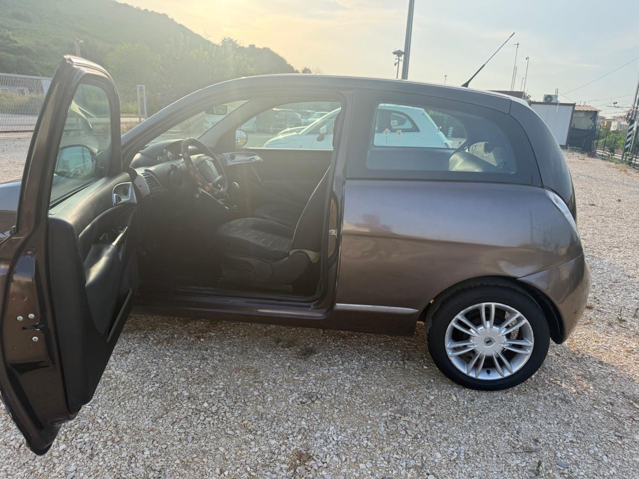 Lancia Ypsilon 1.3 MJT 75 CV 2.999€ PERMUTE