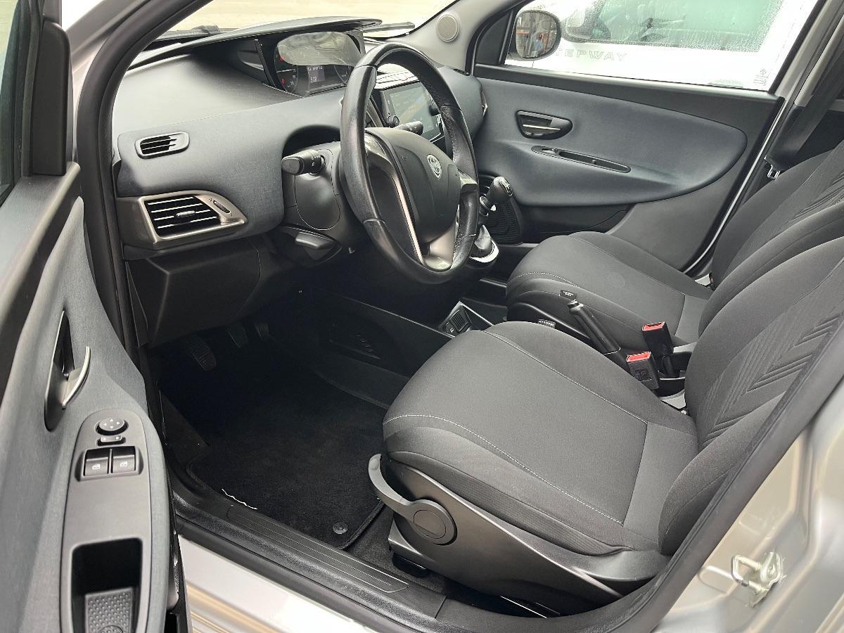 LANCIA Ypsilon 1.0 5p. Hybrid Silver SENSORI PARK