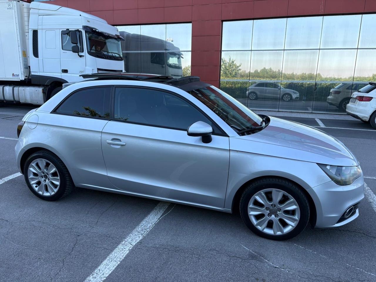 Audi A1 1.6 TDI 105 CV Attraction 281.000 KM TETTUCCIO APRIBILE