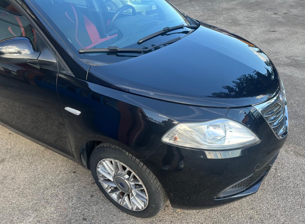 Lancia Ypsilon 1.2 69 CV 5 porte Black/Red